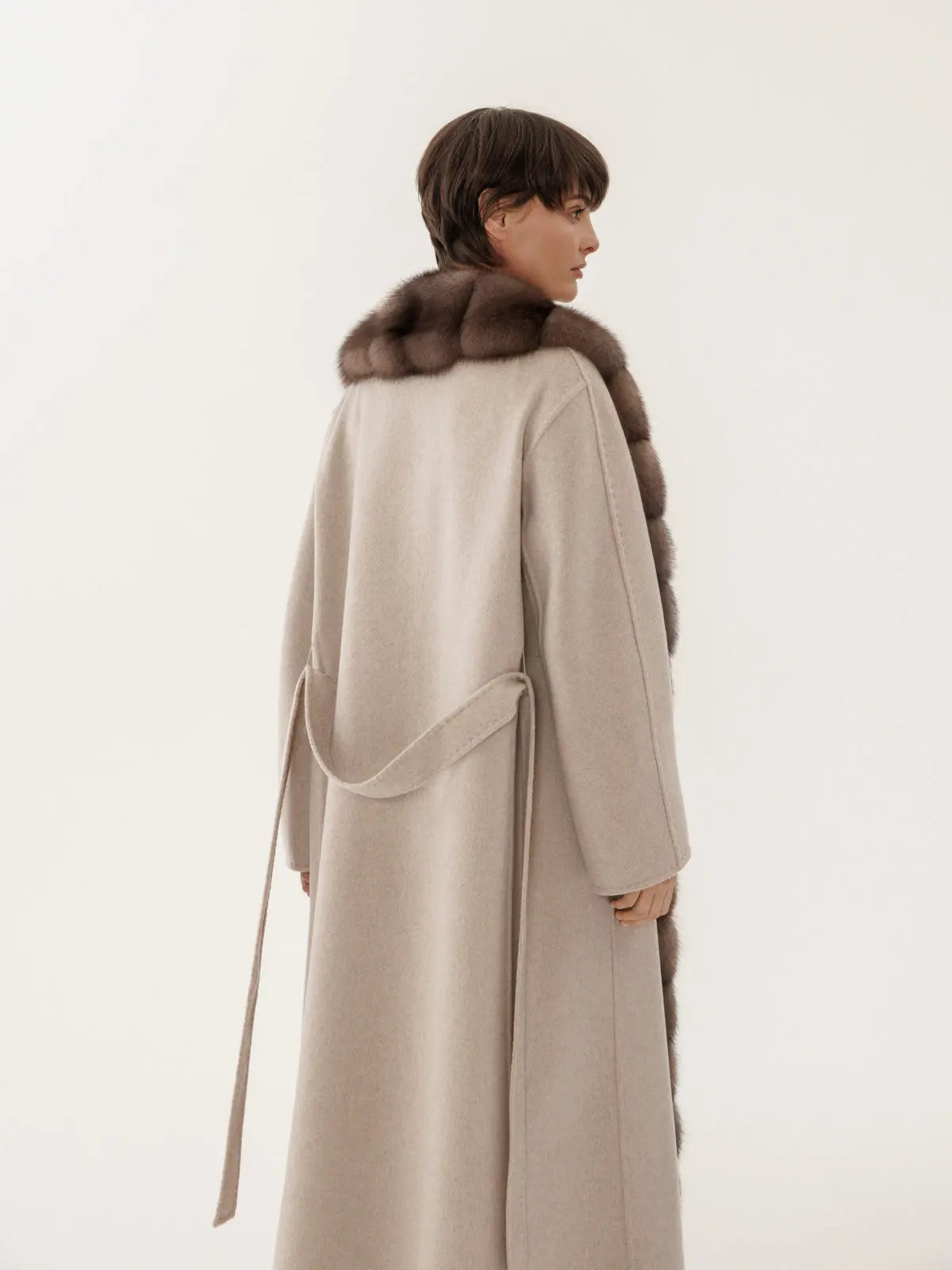 Coat of cashmere in olive tone with natural fur shawl collar