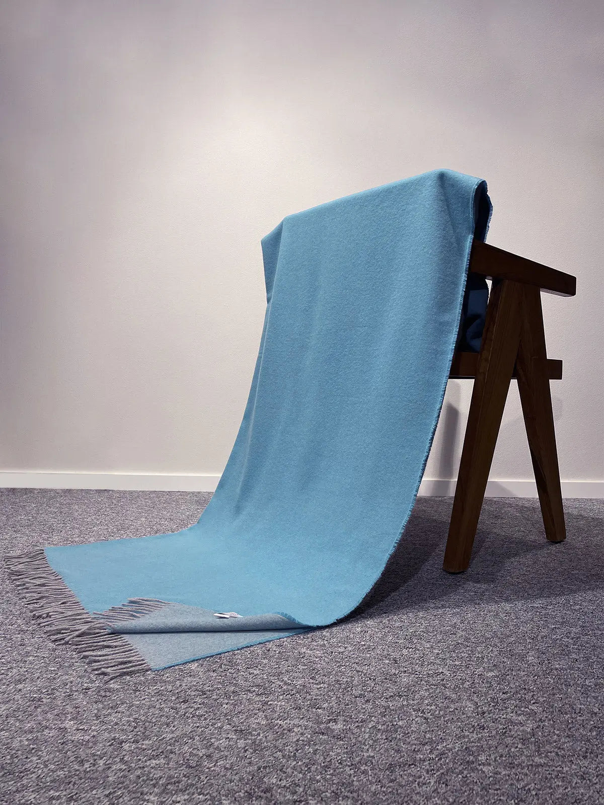 Blanket cashmere in light blue / light gray shades